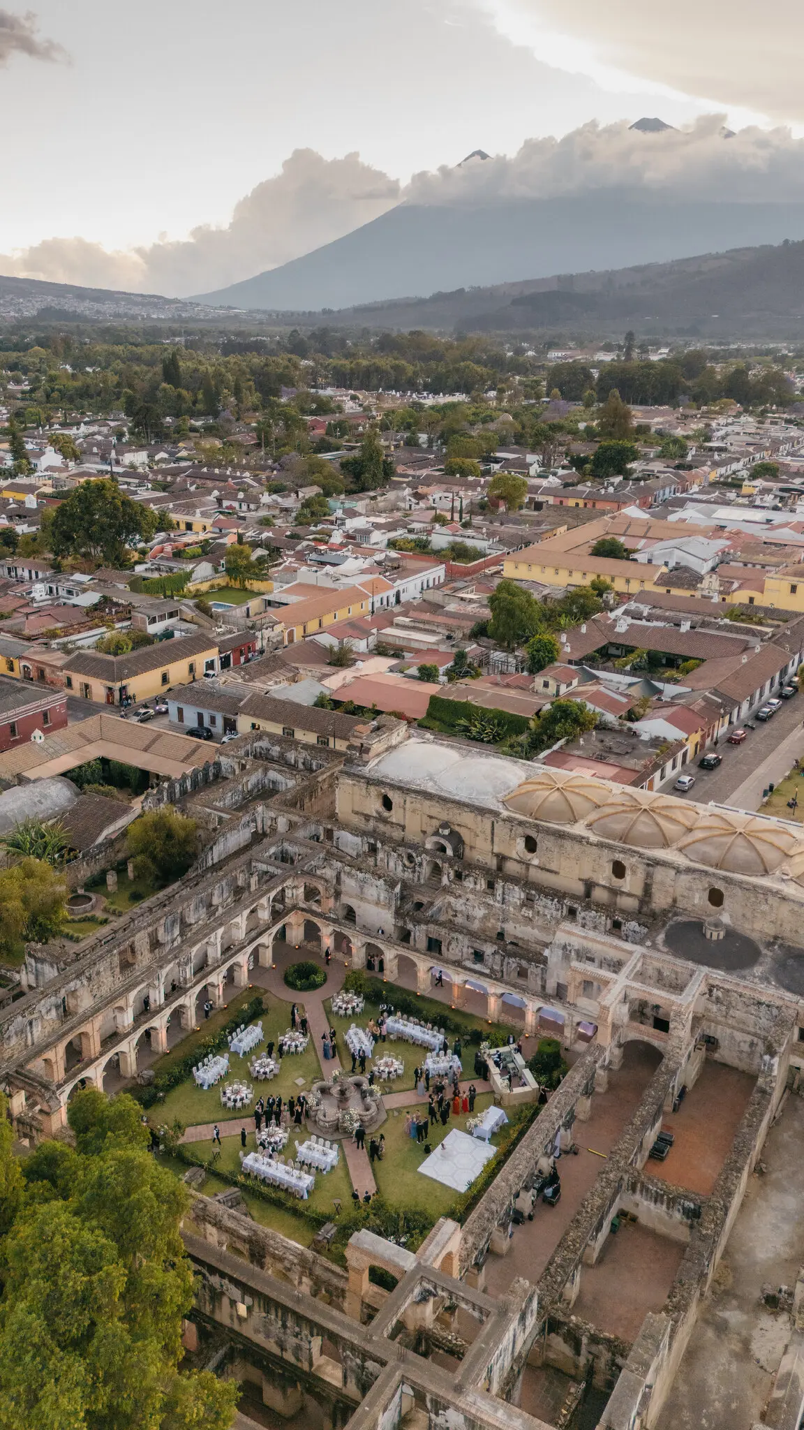 Місце проведення прийому викликало у гостей захоплення: «Ви проходите цією печерою, а потім потрапляєте в цю вражаючу кімнату» з високими колонами та куполами, сказав Брайан Люфтман, кум.